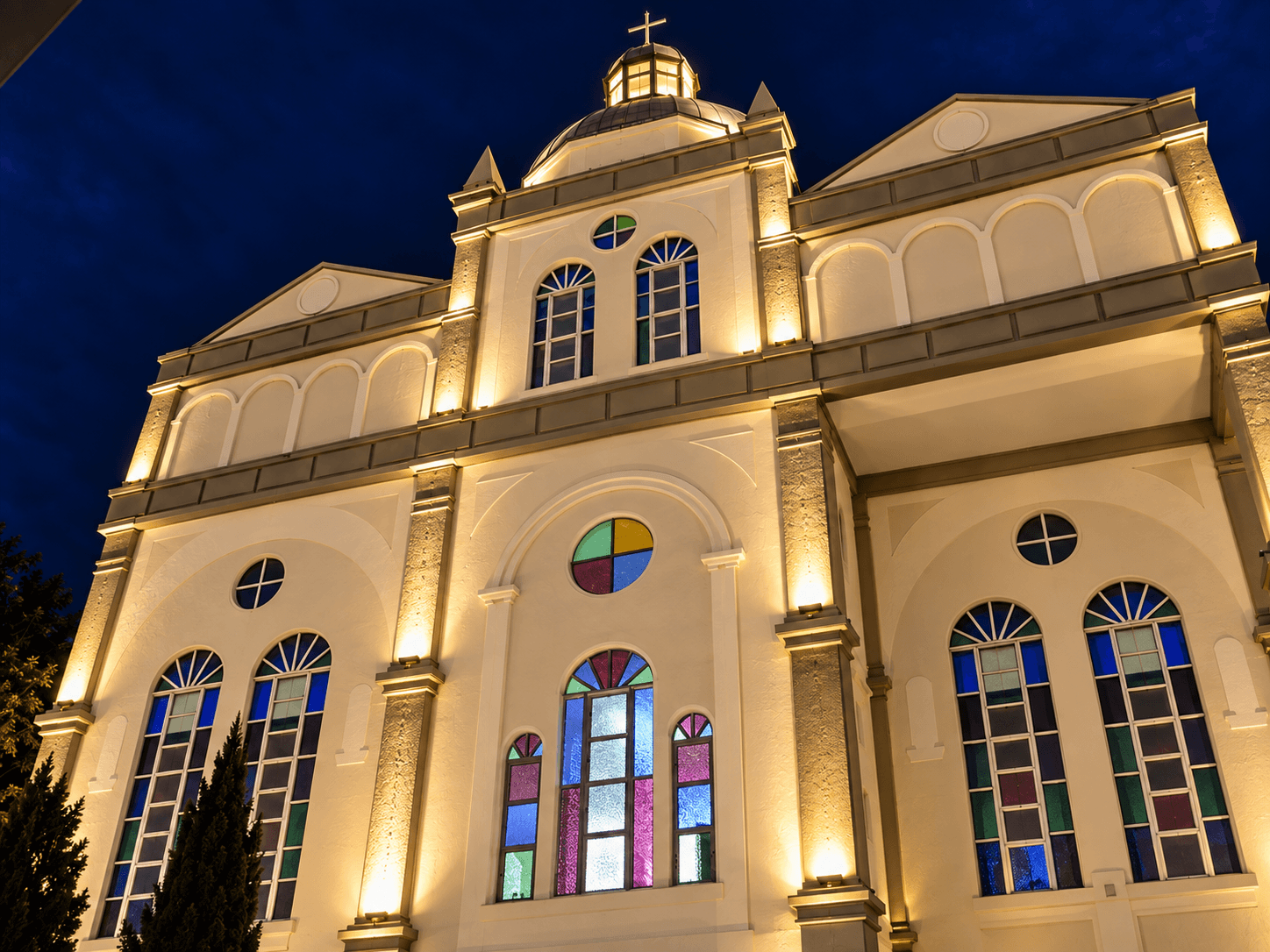 Detalhe iluminado da fachada da Paróquia São Sebastião