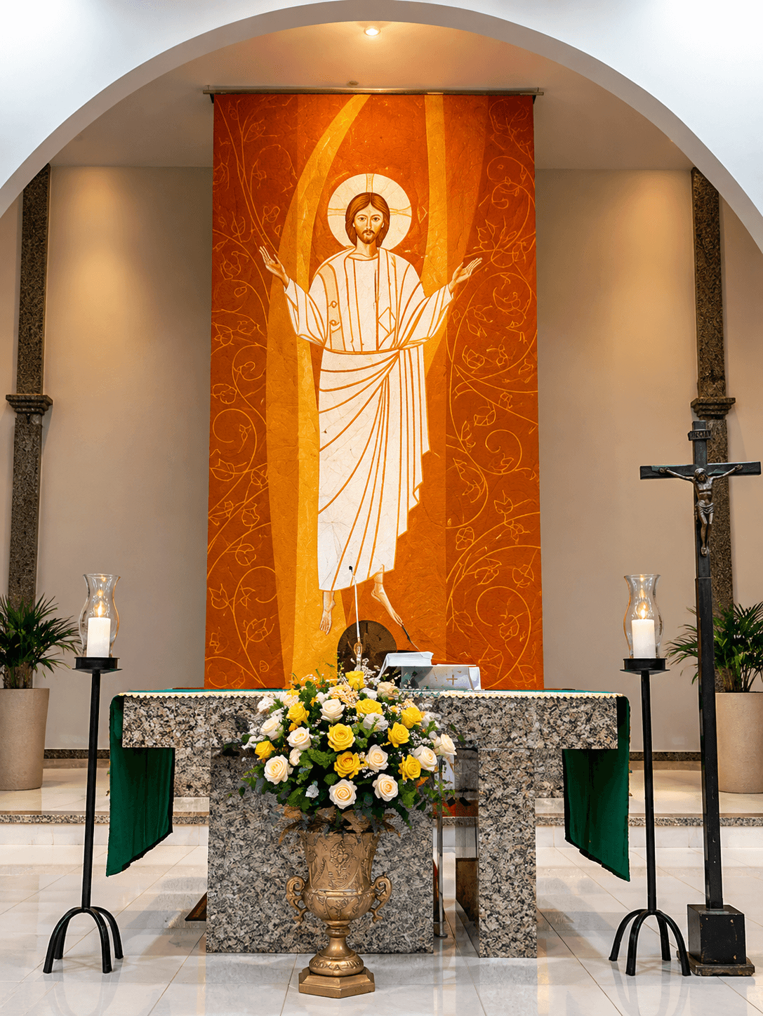 Altar da Paróquia São Sebastião com o painel de Cristo ressuscitado