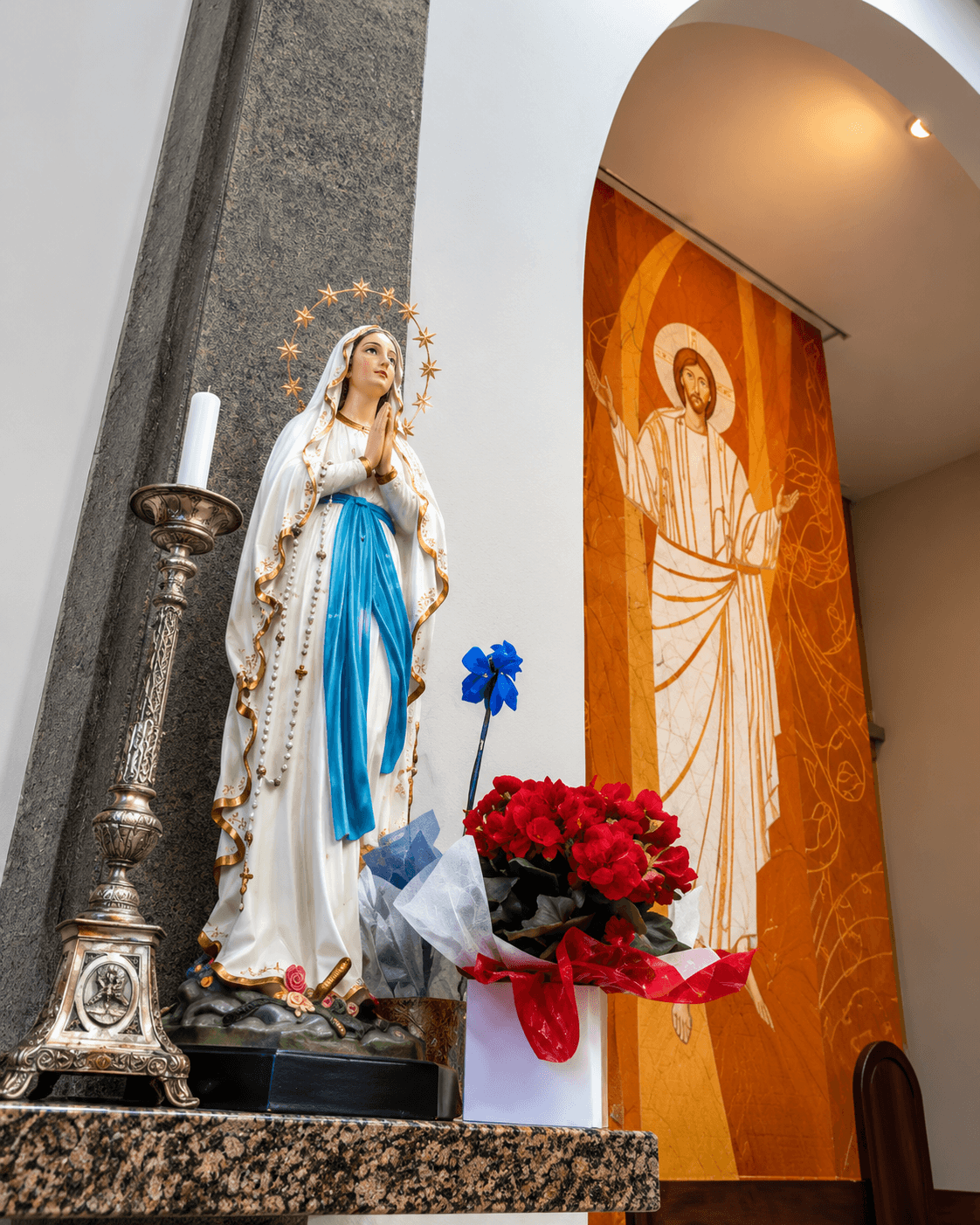 Nossa Senhora, com coroa de estrelas, junto ao altar da Paróquia São Sebastião