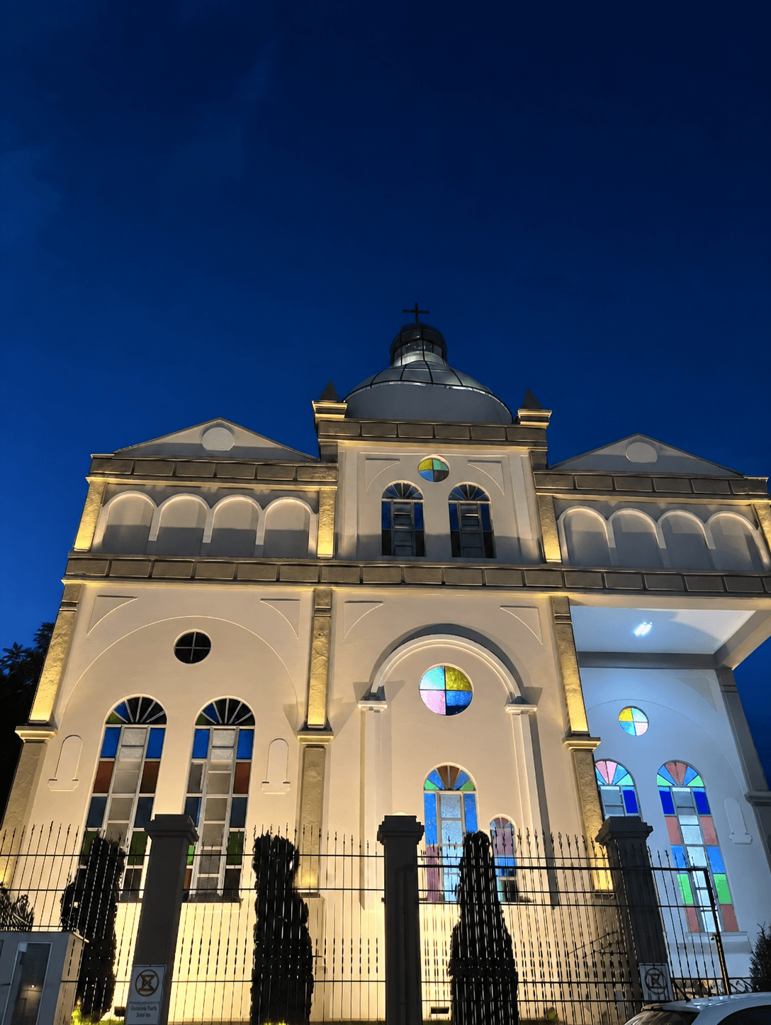 Fachada frontal da Paróquia São Sebastião, com sua cúpula e cruz preservadas